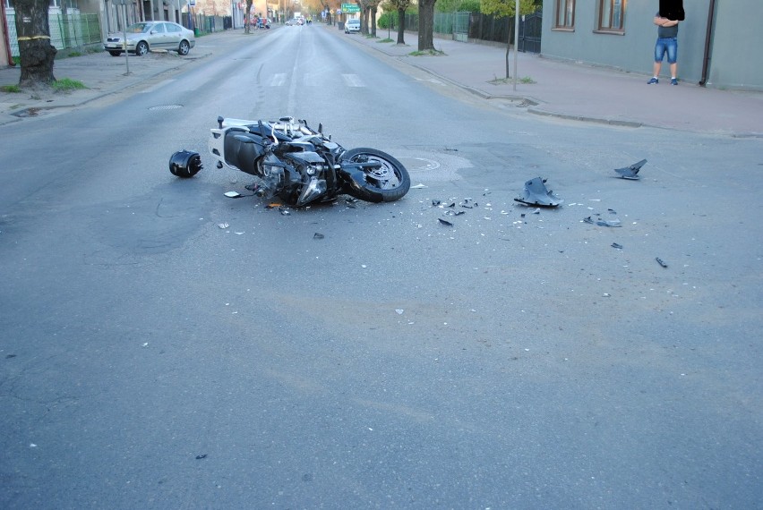 Tragiczny wypadek z udziałem motocyklisty na ulicy Spalskiej w Tomaszowie. Motocyklista nie żyje [ZDJĘCIA]