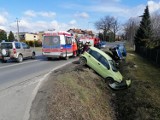 Brzeszcze. Dwa samochody zderzyły się na ul. Ofiar Oświęcimia. Pojazdy wylądowały w rowie [ZDJĘCIA] 