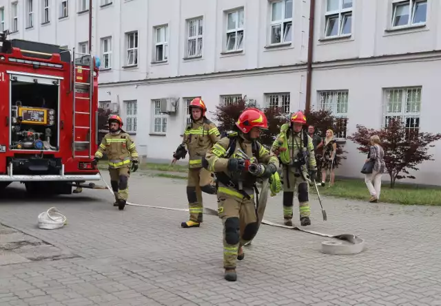 Ćwiczenia straży pożarnej na dworcu kolejowym w Radomiu.