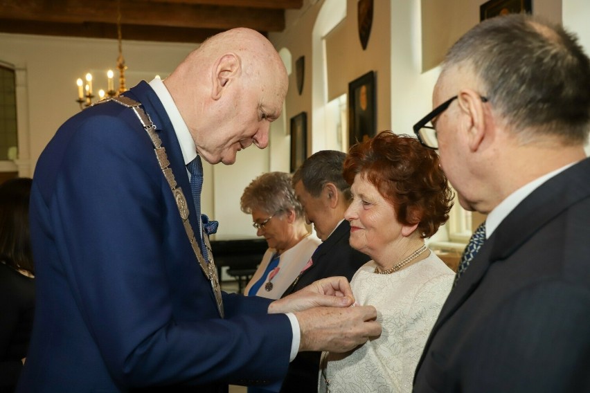 Toruń. Wzorowe małżeństwa odebrały honorowe medale na piękny jubileusz
