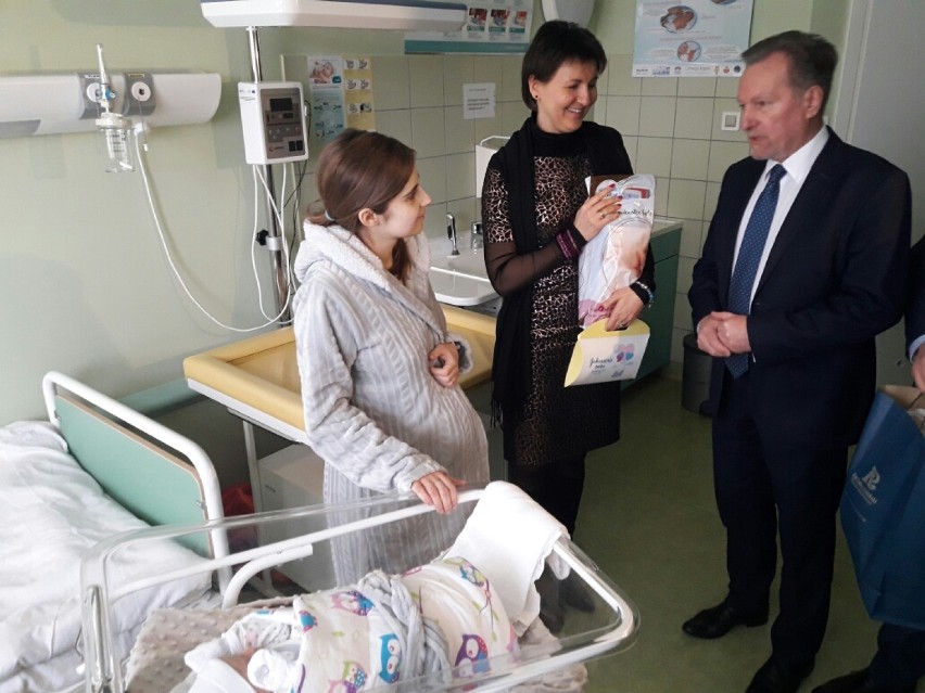 Pierwsze dzieci urodzone w nowym roku 2017 w szpitalu w...