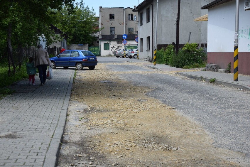 Zniszczona nawierzchnia dróg w Łazach. Planowany jest remont