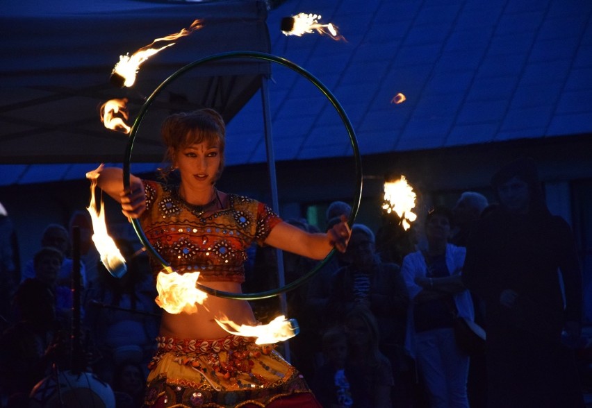 Festiwal Śladami Singera w Kraśniku. Taniec ognia i akrobacje na spektaklu "Przyjaciele Sztukmistrza" (ZDJĘCIA, WIDEO)