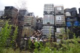 "Strzelające" beczki z chemikaliami w Rogowcu. Kto uprzątnie ekologiczną bombę?