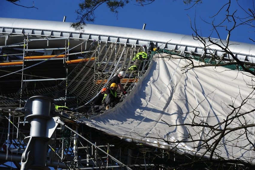 Sopot: Montaż dachu w Operze Leśnej - zobacz zdjęcia