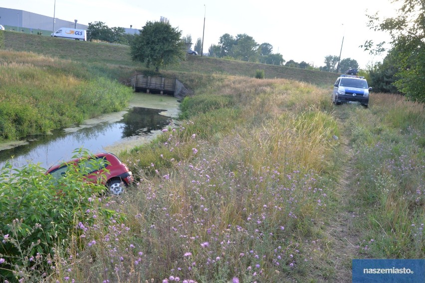 Samochód wpadł do kanału wodnego przy alei Kazimierza Wielkiego we Włocławku [zdjęcia, wideo]