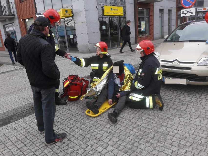 Strażacy ratowali osobę z drgawkami na placu Dworcowym 