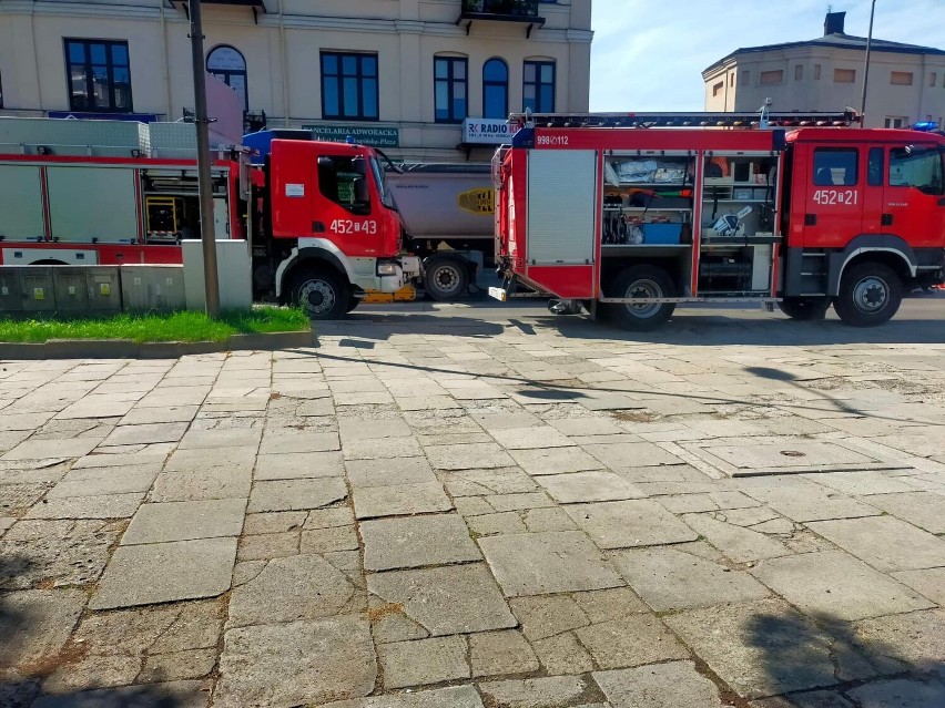 Śmiertelny wypadek w Ostrowcu. Kobieta zginęła pod kołami ciężarówki. Zobacz zdjęcia