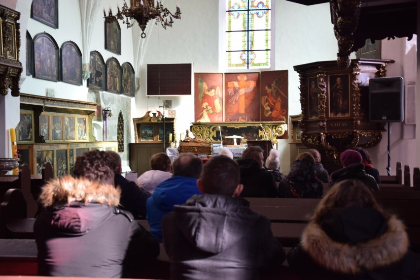 Czuwanie wiernych przy relikwiach św. Wojciecha w kościele...