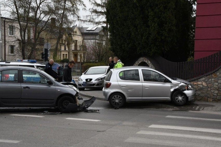 Groźne zderzenie na skrzyżowaniu w kieleckim osiedlu KSM. Za kierownicą 19-latka [ZDJĘCIA]