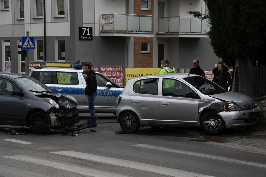 Groźne zderzenie na skrzyżowaniu w kieleckim osiedlu KSM. Za kierownicą 19-latka [ZDJĘCIA]