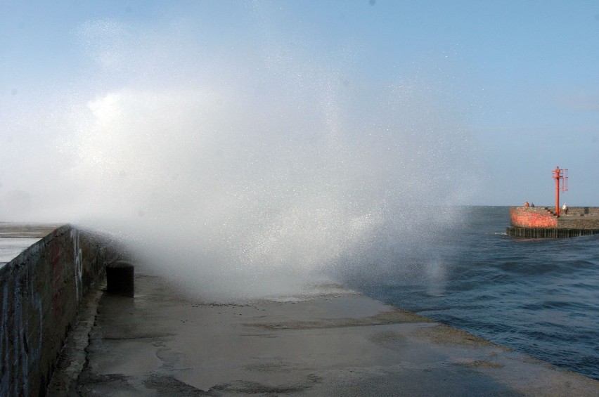 Sztorm w Ustce: Zobacz jak wyglądało morze podczas sztormu [ZDJĘCIA]