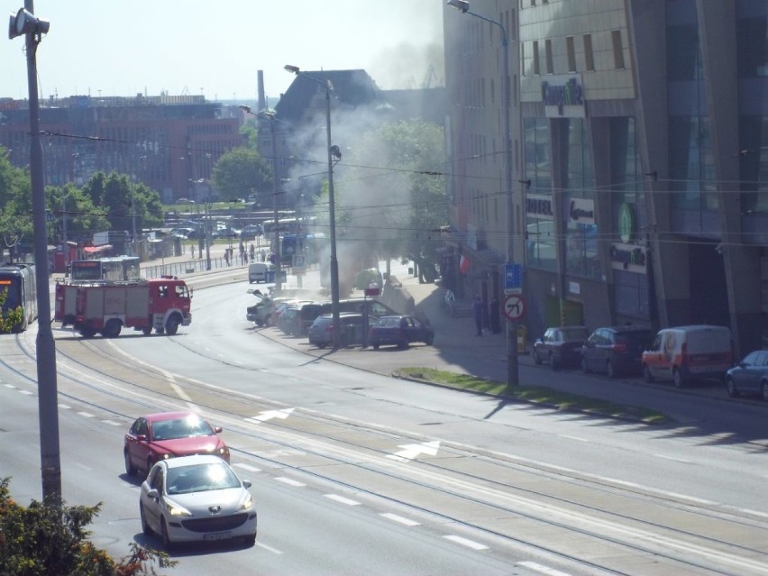 Na parkingu przy ul. Wyszyńskiego spaliło się auto [zdjęcia]