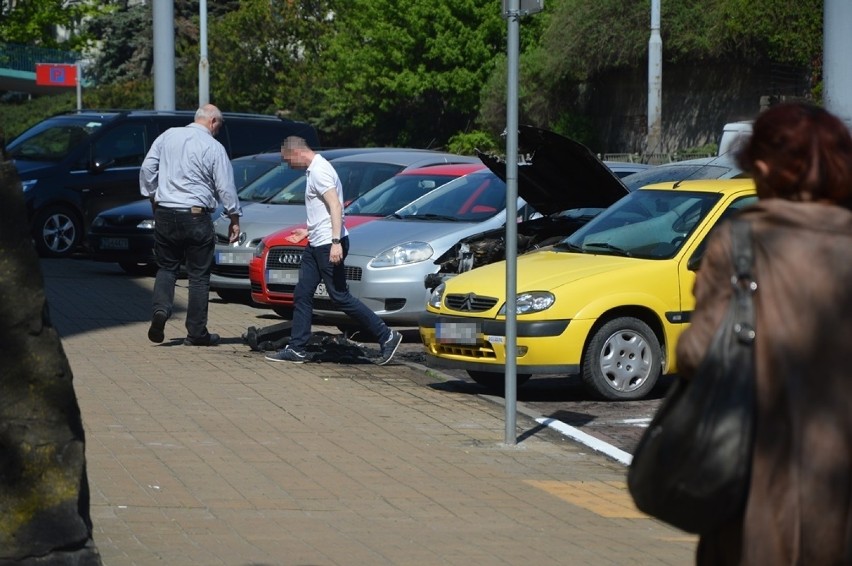 Na parkingu przy ul. Wyszyńskiego spaliło się auto [zdjęcia]