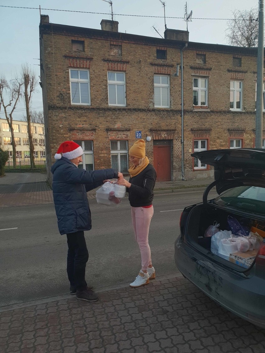 Inowrocław. Radni wspólnie z przyjaciółmi ufundowali zestawy wigilijnych potraw i rozwieźli je do potrzebujących rodzin. Zdjęcia