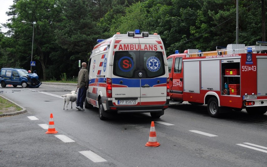 Dwa samochody zderzyły się na ulicy Motylewskiej w pobliżu cmentarza komunalnego w Pile