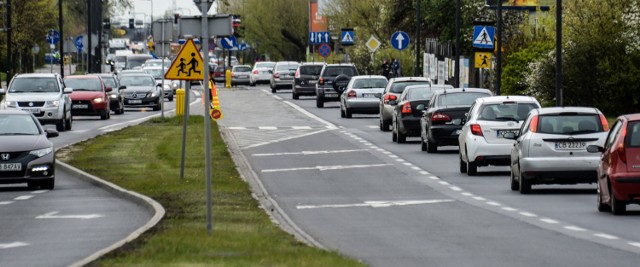 W związku z organizacją biegu „Bydgoszcz na Start” planowane są zmiany w organizacji ruchu na ulicach Bydgoszczy. W środę 1 maja, w godz. 9 – 13 wystąpią utrudnienia w rejonie osiedli Zawisza, Leśne, Bocianowo i Śródmieście. Sprawdźcie szczegóły >>>

Na czas trwania imprezy "Bydgoszcz na start" w dniu 1 maja 2019 roku w godz. 9:00 – 13:00 planowane jest wprowadzenie zmian w organizacji ruchu w Bydgoszczy. Planowane zmiany:
 
•
całkowite, czasowe zamknięcie ulic na czas trwania zawodów będzie miało miejsce na ul. Gdańskiej (od Modrzewiowej do Jagiellońskiej), ul. Mickiewicza, ul. 20 stycznia I 920r., ul. Słowackiego, ul. Krasińskiego (na odcinku od Gdańskiej do Gimnazjalnej), ul. Gimnazjalnej, placu Wolności, ul. Piotra Skargi, ul. Sielanka, ul. Miłosza, ul. Kopernika na odcinku od Miłosza do Paderewskiego), ul. Paderewskiego (na odcinku od Mickiewicza do Kopernika), Alejach Ossolińskich, placu Weyssenhoffa, ul. Powstańców Wielkopolskich (na odcinku od placu Weyssenhoffa do Ogińskiego).

Na których ulicach ruch będzie sterowny przez policję? Podajemy na kolejnym slajdzie >>>



Rozpoczęła się największa inwestycja komunikacyjna w Bydoszczy. To rozbudowa ul. Kujawskiej. Co się zmieni? Zobacz:

