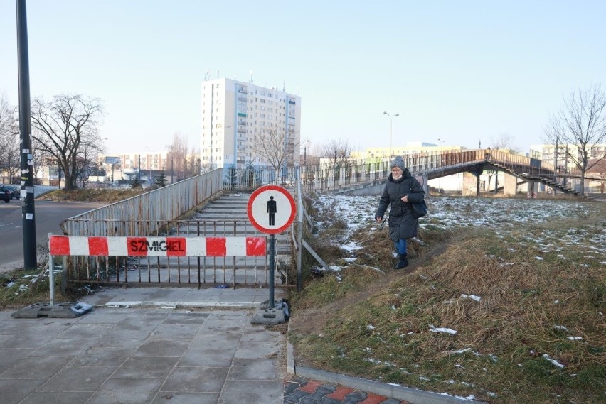 Ze względów bezpieczeństwa zagrodzono kładkę przy al. Wyszyńskiego. Nareszcie remont?