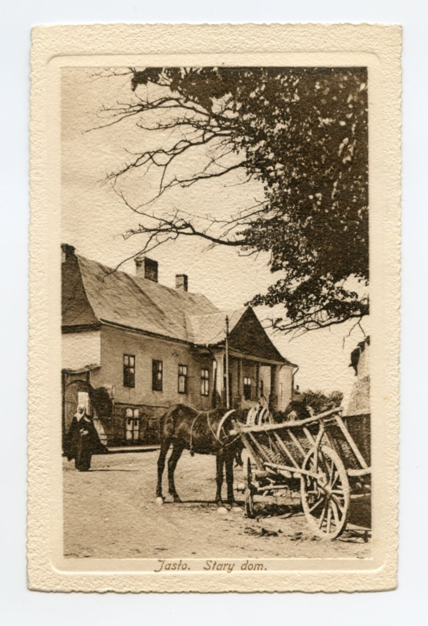 Jeden ze starych domów w Jaśle na równie starej pocztówce