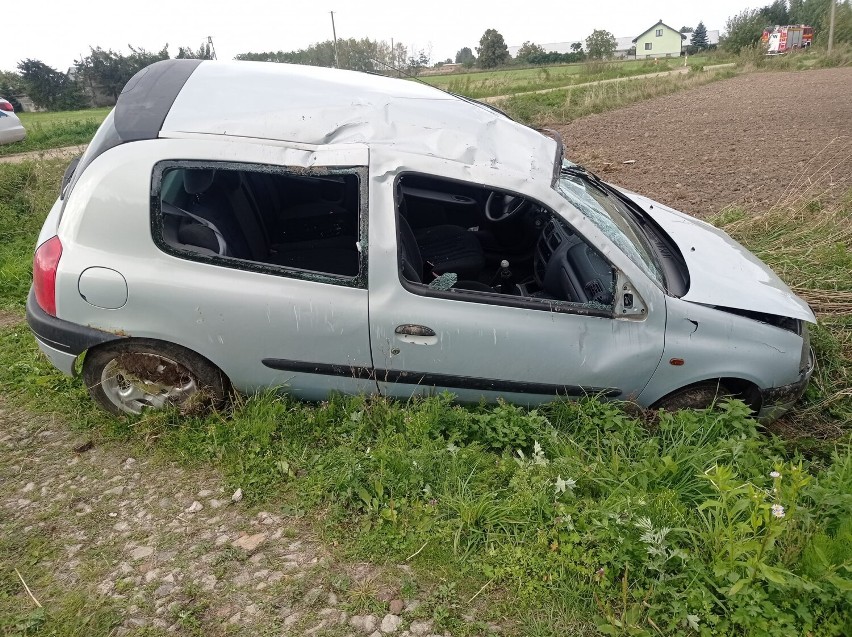 Ślepkowo Szlacheckie wypadek. Dachowanie samochodu. Konieczna interwencja śmigłowca [ZDJĘCIA]