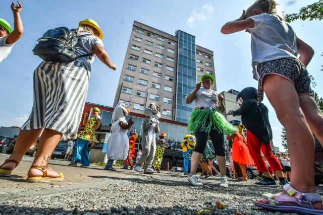 Dla pacjentów, którzy leczą się obecnie na oddziałach dziecięcych w Szpitalu Uniwersyteckim nr 1 im. Jurasza w Bydgoszczy, Stowarzyszenie Łatwo Pomagać przygotowało moc atrakcji. Były też paczki z prezentami.