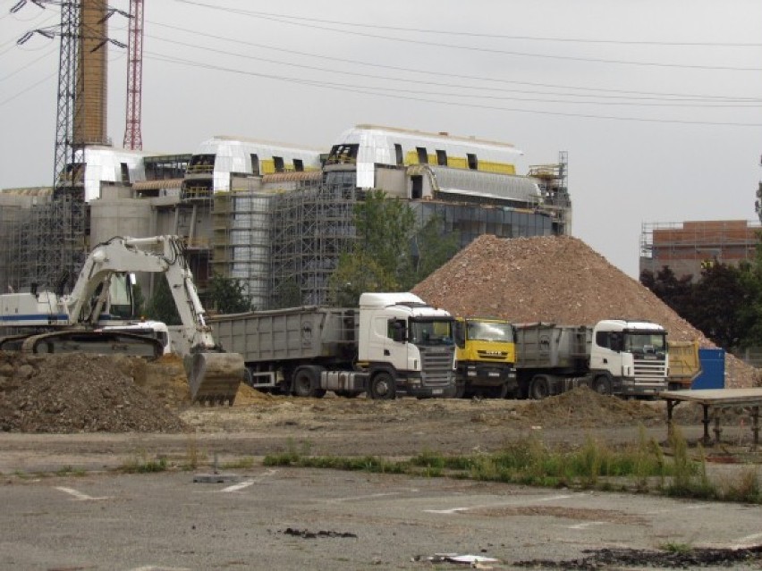 Ciężarówki z budowy dworca Łódź Fabryczna będą wyjeżdżać...