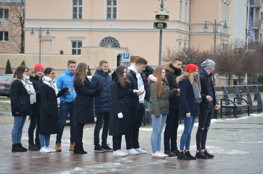 Malbork. Polonez maturzystów na placu Jagiellończyka [ZDJĘCIA]. Tańczyli uczniowie dwóch szkół