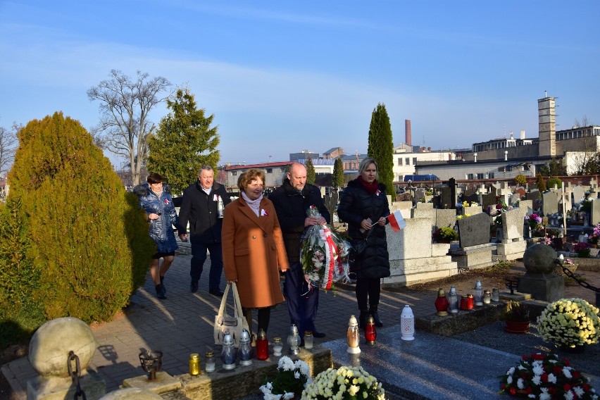 W Żninie, na cmentarzu mieszkańcy Gogółkowa złożyli kwiaty...