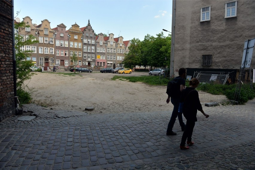 Skwer przy św. Ducha w Gdańsku. Mieszkańcy czekają na przemianę "dziury wstydu" ZDJĘCIA