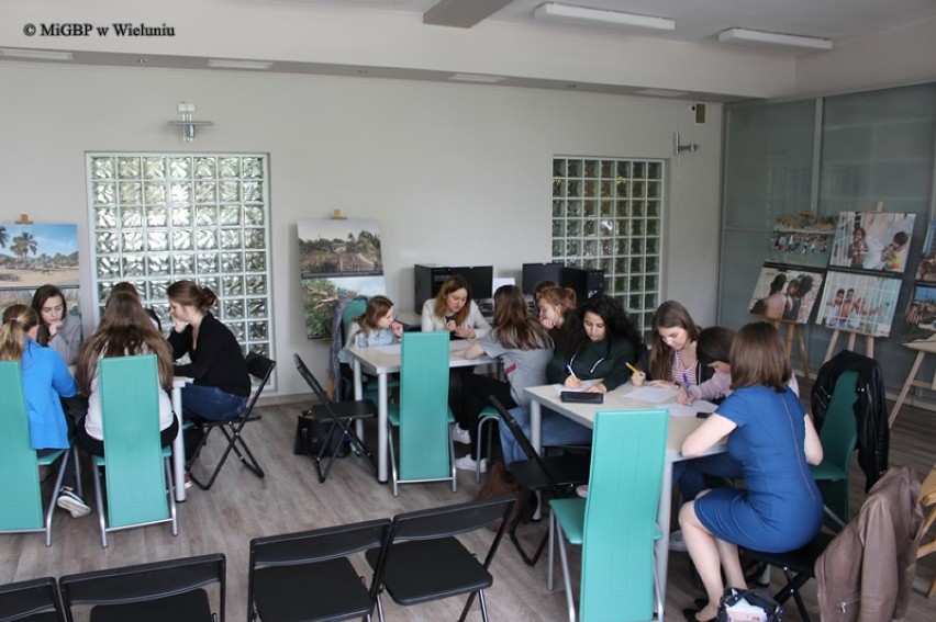 Warsztaty poradnictwa zawodowego w miejskiej bibliotece w Wieluniu[FOTO]