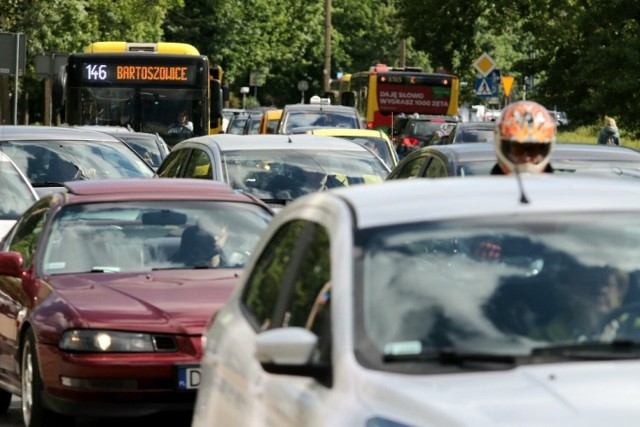 Autobus linii 113 firmy Michalczewski, zderzył się z osobowym fiatem