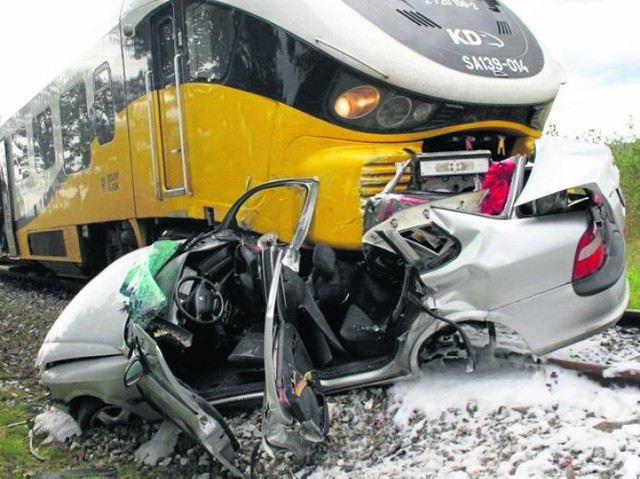 Do tragicznego w skutkach wypadku doszło w niedzielę ok. 14.00 na niestrzeżonym przejeździe kolejowym w Żelisławiu, (gm. Małomice). 
-&nbsp;Motorniczy pociągu relacji Żary-Legnica opowiadał nam, że już 200 metrów przed przejazdem widział wjeżdżające na tory auto. Opel jechał wyjątkowo wolno. Mimo sygnałów dźwiękowych i rozpoczętego już w tym momencie hamowania, nie zdążył zatrzymać rozpędzonej maszyny - opowiada kpt. Paweł Grzymała, rzecznik prasowy żagańskich strażaków, który był  na miejscu wypadku -  Ciągle liczył, że samochód zdąży przejechać. Niestety...  

Auto kierowane przez 67-letnią kobietę, zakleszczyło  się z nadjeżdżającym  szynobusem i  zostało doszczętnie zmiażdżone.   

Świadkowie opowiadają, że skład pchał opla przed sobą jakieś 110 metrów, zanim się zatrzymał. Tył samochodu był doszczętnie zniszczony. Strażacy mówią, że gdyby ktoś tam siedział nie miałby szans na przeżycie.  

Tymczasem kabina od strony kierowcy była prawie nietknięta. Pociąg uderzył w bok, od strony pasażera.  

Ranną kobietę na zewnątrz wyciągnęli dwaj maszyniści. Dlatego strażacy, którzy jako pierwsi dotarli na miejsce, zastali ją leżącą na nasypie. I to oni rozpoczęli udzielanie pierwszej pomocy, udrożnili drogi oddechowe i ustabilizowali kręgosłup.  Potem przekazali ranną ratownikom pogotowia.  
-&nbsp;Służby dostały początkowo komunikat, że w samochodem podróżowało jeszcze dziecko. Dlatego gdy kierującą zajmowali się ratownicy, strażacy i policjanci przeszukiwali teren w poszukiwaniu drugiej osoby. - W tym celu użyliśmy nożyc hydraulicznych do rozcięcia dachu- opowiada P. Grzymała. - Przeczesaliśmy teren  w promieniu 30 metrów, ale nikogo nie znaleźliśmy.  

Stan kobiety był bardzo ciężki - mówi Ryszard Smyk, szef żagańskiego pogotowia - miała wielonarządowe obrażenia brzucha, klatki piersiowej, oraz obrażenia czaszkowo  - mózgowe. Śmigłowcem pogotowia lotniczego została przetransportowana do szpitala w Zielonej Górze. Tam, jak się dowiedzieliśmy niestety zmarła. Informację potwierdza podinsp. Sylwia Woroniec, rzeczniczka żagańskiej policji. 

Szynobusem podróżowało 29 pasażerów. Na szczęście żaden z nich nie ucierpiał. 

Zobacz też: Wypadek na dożynkach w Suchlicy. Jeden z uczestników... dachował ciągnikiem!


