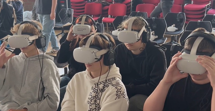 Dzięki goglom VR uczniowie liceum i szkół podstawowych...