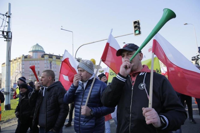 Chodziescy rolnicy protestują w Warszawie (ZDJĘCIA)