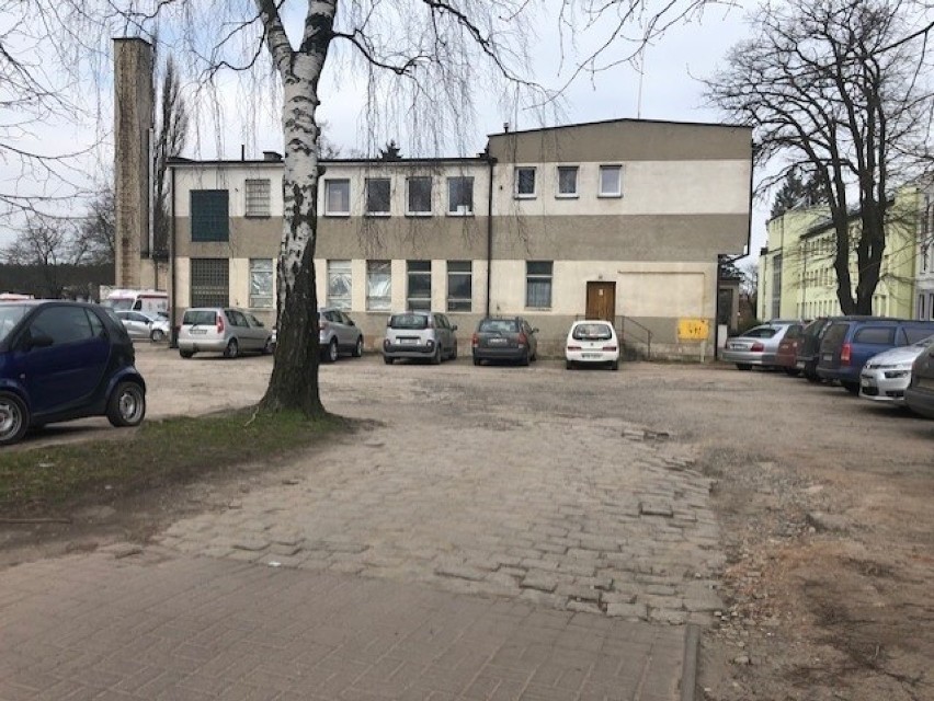 Dziś parking pod szpitalem, to klepisko z dziurawym wjazdem