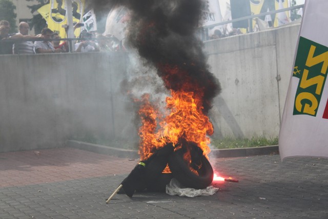 To nie jedyna sytuacja rodem z Jastrzębia, która zapewnić nas miała o końcu świata. Wielkie "bum" widzieliśmy w mieście już nie raz. Niedawno, bo w sierpniu, jastrzębianie, którzy przypadkiem przechodzili obok siedziby JSW i widzieli kłęby dymu, też mieli już w głowie najgorszy scenariusz. Dopiero potem okazało się, że to tylko manifestacja zorganizowana przez związkowców...