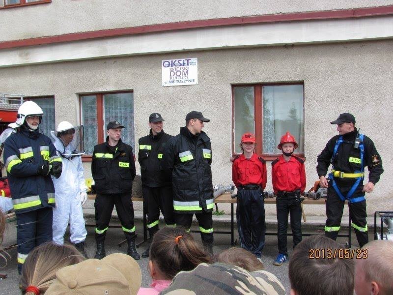 OSP Mieroszyno zrobiło pokaz dla szkoły podstawowej. Strażacy pokazali sprzęt i uczyli