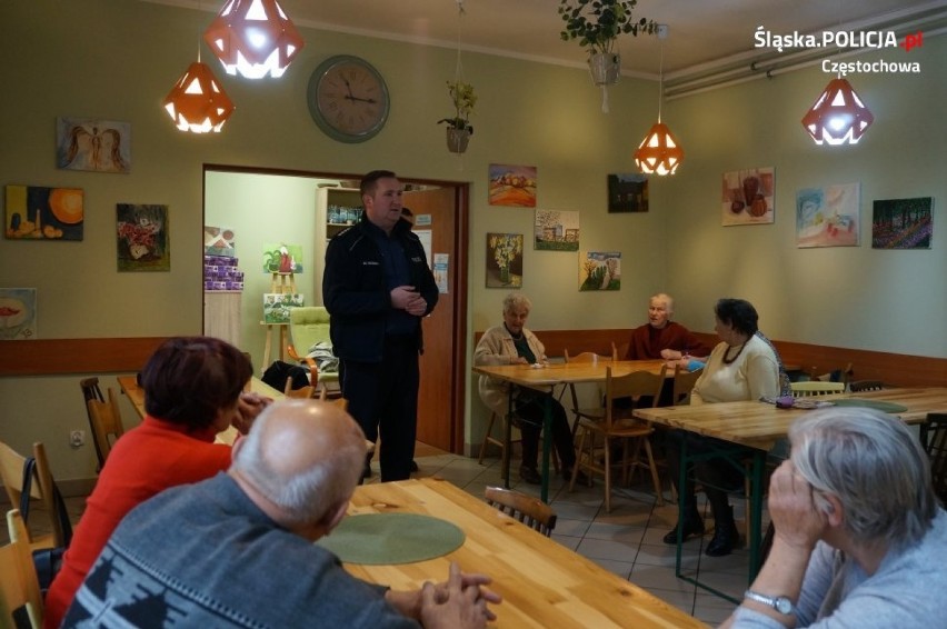 Częstochowa: Policjanci przekazali seniorom odblaski