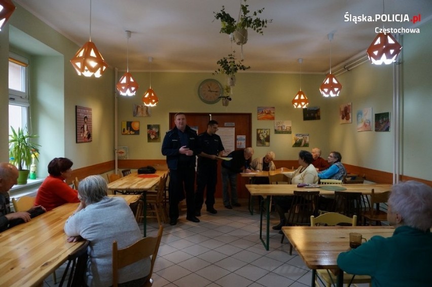 Częstochowa: Policjanci przekazali seniorom odblaski