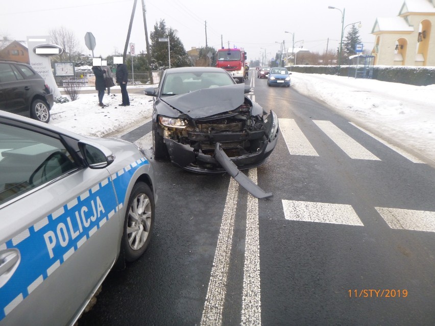 Zderzenie volvo i bmw na ulicy Oleskiej w Lublińcu. Bmw uszkodziło znak drogowy znajdujący się na chodniku ZDJĘCIA