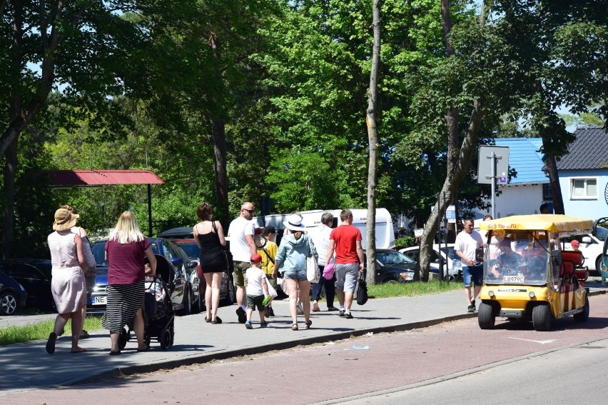 Słoneczny weekend na Mierzei Wiślanej. Tłumy wczasowiczów nad morzem