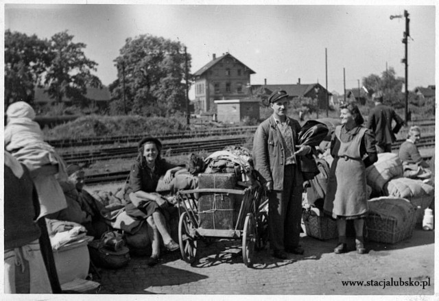 To niezwykła podroż historyczna po Lubsku. Zerknijcie na archiwalne zdjęcia miasta. Pierwsze z nich przedstawiają repatriantów, którzy tu po wojnie przybyli do miasta.