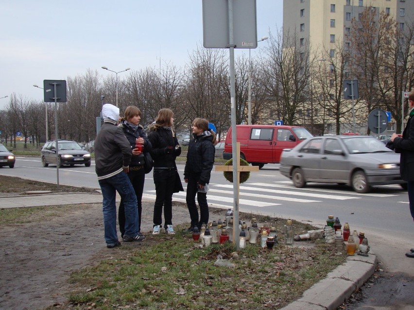 Przed marszem młodzież zapala znicze w miejscu tragedii....