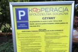 Parking za Urzędem Miasta w Sopocie obsługuje Spółdzielnia Socjalna Kooperacja. Pierwsza godzina parkowania gratis, kolejne są płatne
