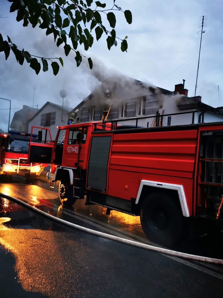 Pożar w Łasku. Palił się budynek mieszkalny przy ul. Warszawskiej