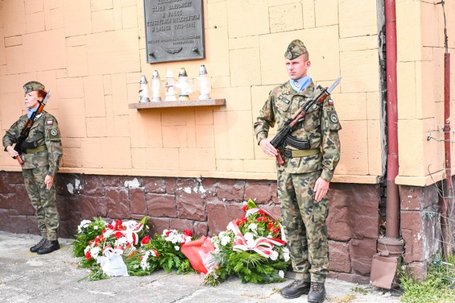 W Sandomierzu upamiętniono 83. rocznicę nalotu niemieckiego na dworzec kolejowy. Mieszkańcy złożyli kwiaty pod pamiątkową tablicą. Więcej na kolejnych zdjęciach