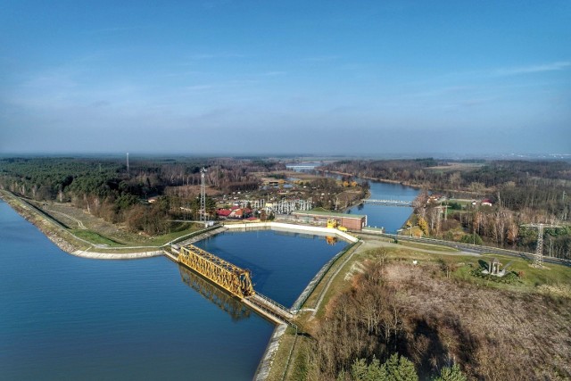 Tym razem dron gorzowianina Grzegorza Walkowskiego, który specjalizuje się w podniebnej fotografii i wykonuje zachwycające zdjęcia miast, wsi, zabytków, jezior Ziemi Lubuskiej z lotu ptaka -  przefrunął nad Zbiornikiem Dychowskim  (4 mln metrów sześc. wody, sto hektarów powierzchni lustra wody) i elektrownią szczytowo-pompową „Dychów”. To najstarszy tego typu zabytek techniki w Polsce! Niemcy zbudowali go wraz z całym kompleksem budowli hydrotechnicznych w latach 1933-1936. Wytwarzana w Dychowie energia zasilała nawet Berlin… Jak informuje spółka PGE Odnawialna Energia, Zespół Elektrowni Wodnych Dychów tworzą obiekty na rzekach Bóbr, Nysa Łużycka i Kwisa. Dominującą rolę odgrywa tu elektrownia szczytowo-pompowa „Dychów” . Poza tym jest to 16 małych elektrowni przepływowych. Ich łączna moc wynosi około 20 MW.