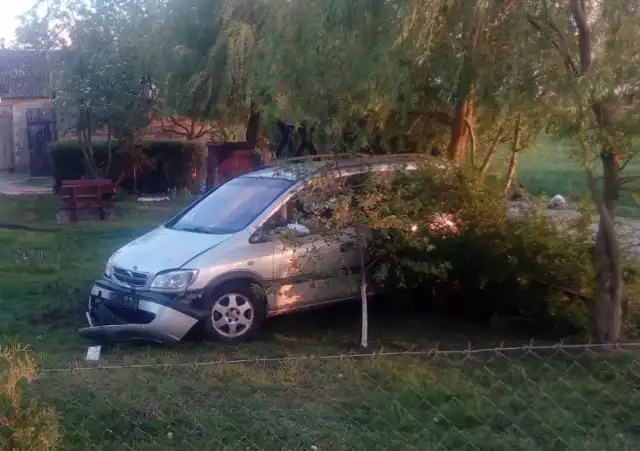 Uszkodzone ogrodzenie i zniszczony samochód tak zakończył swoją podróż nietrzeźwy kierowca w Ośnie (powiat aleksandrowski). Kilka miesięcy temu do podobnego zdarzenia doszło też w Kożuszkowie (powiat mogileński), gdzie pijany kierowca opla także staranował ogrodzenie jednej z posesji.