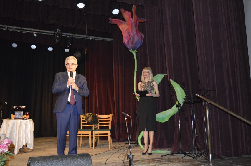 Dzień Kobiet w Porębie. Był koncert oraz spektakl FOTO