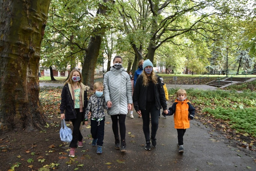 Panie Agnieszka i Ida z rodzinami na spacerze w Parku...